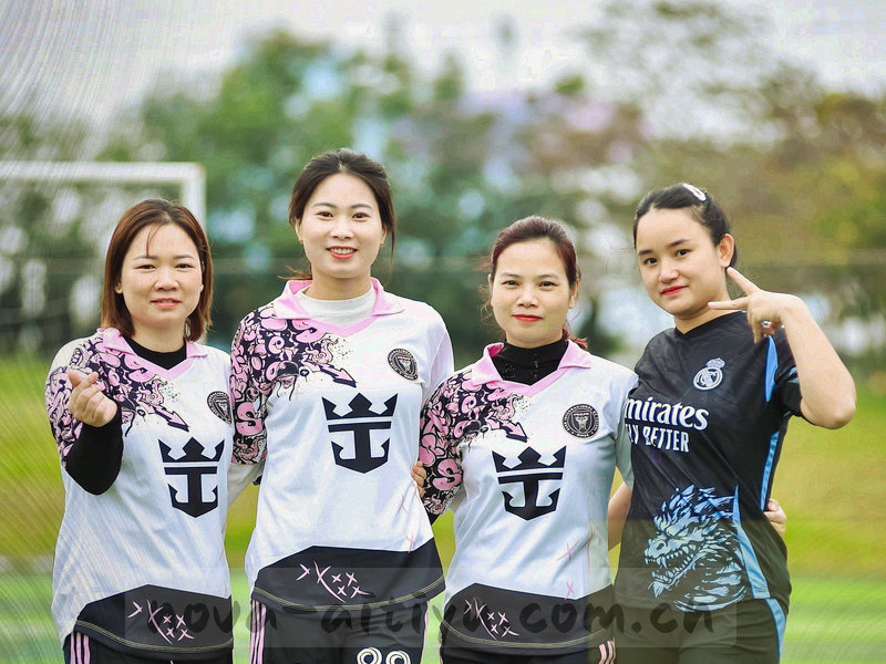 抽象球队色块按关注顺序排列的界面示意，第一位标着固定标记
